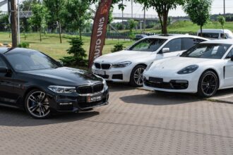 a group of cars parked on a brick road migliori concessionari auto Milano