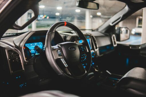 black steering wheel in car auto guida autonoma Milano