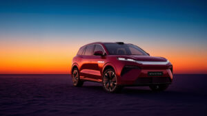 BYD ATTO 8 debutta a Parigi: 653 km e sette posti