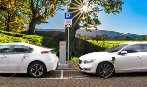 Auto elettrica o ibrida: quale conviene per chi percorre pochi chilometri